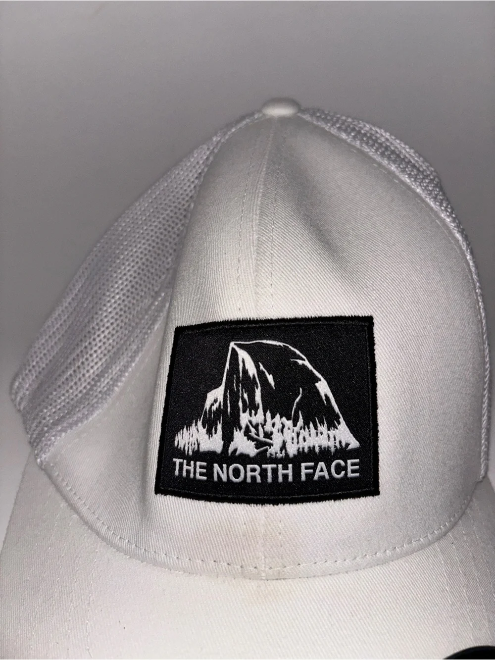 The North Face Trucker White Flexfit Cap NEW L/XL‎ Never Stop Exploring Unisex